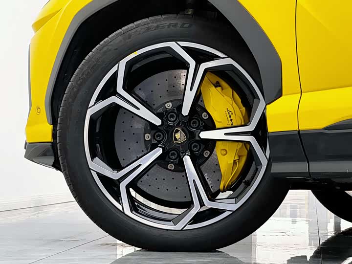 Фото 9 - Lamborghini Urus