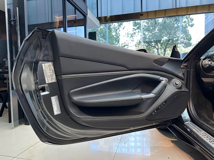 Photo 9 - Ferrari F8