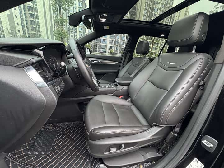 Photo 4 - Cadillac XT6
