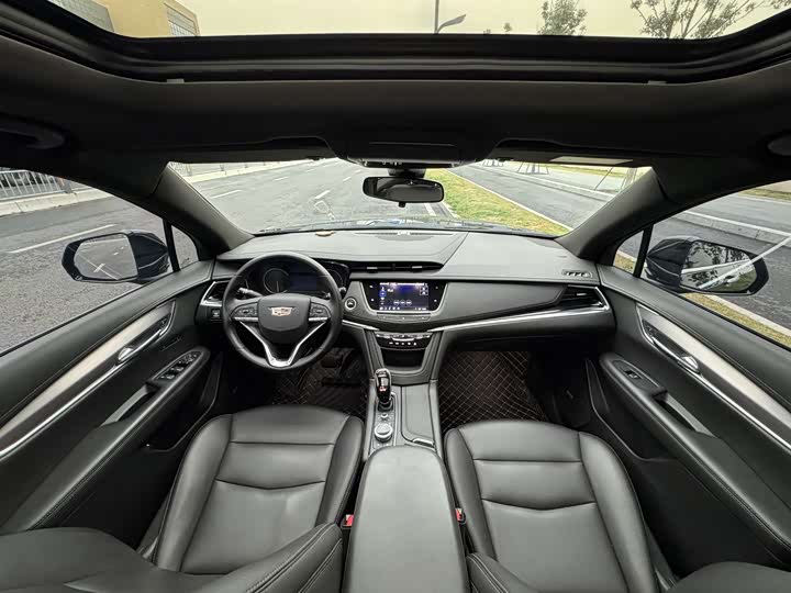 Photo 5 - Cadillac XT6