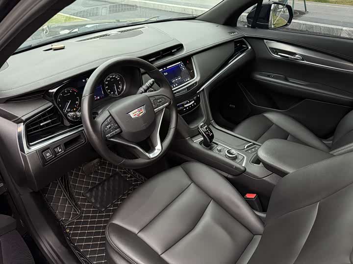 Photo 8 - Cadillac XT6