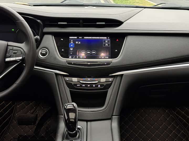 Photo 9 - Cadillac XT6