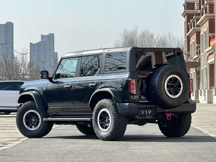 Photo 4 - Ford Bronco