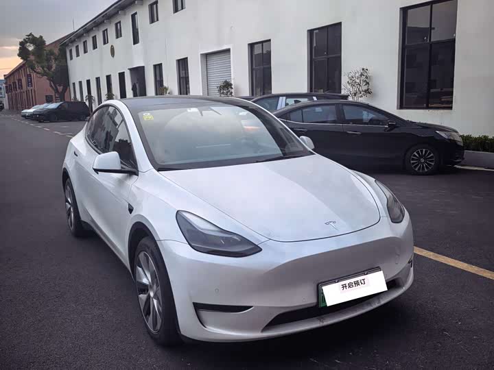 Photo 3 - Tesla Model Y