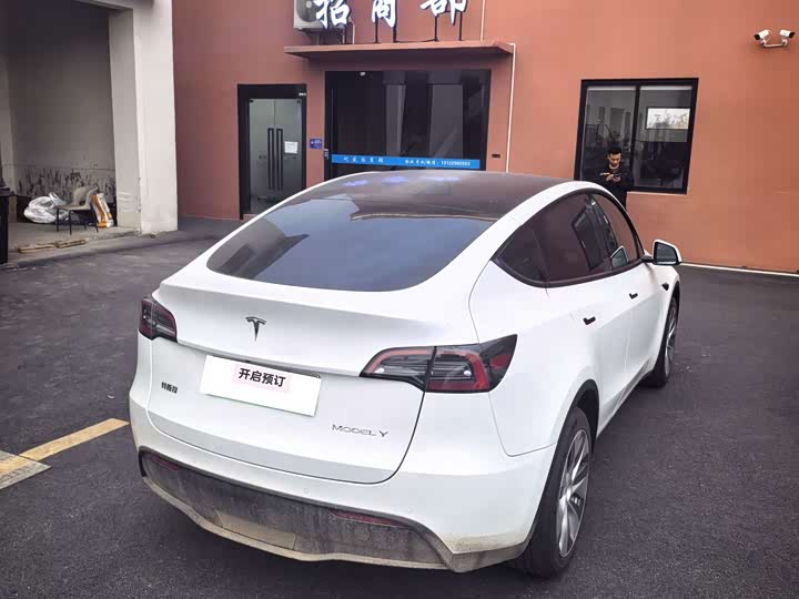 Photo 8 - Tesla Model Y
