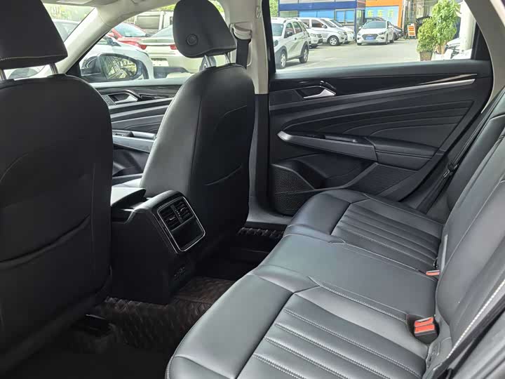 Фото 8 - Volkswagen Passat