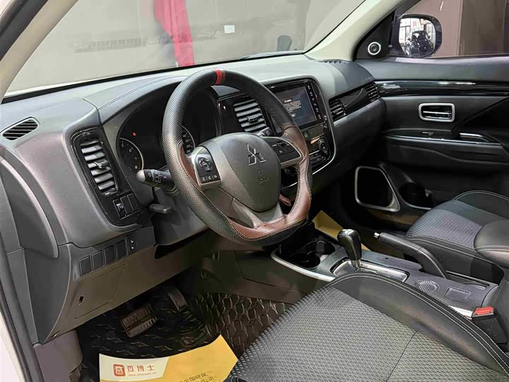 Фото 7 - Mitsubishi Outlander