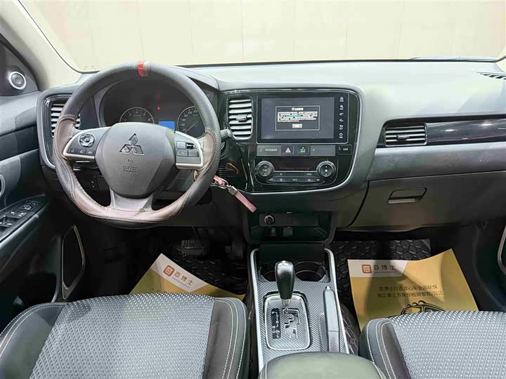 Фото 8 - Mitsubishi Outlander