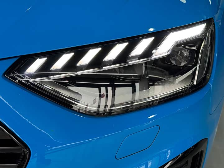 Фото 3 - Audi A4