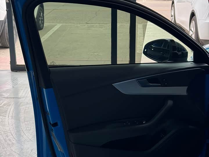 Фото 5 - Audi A4