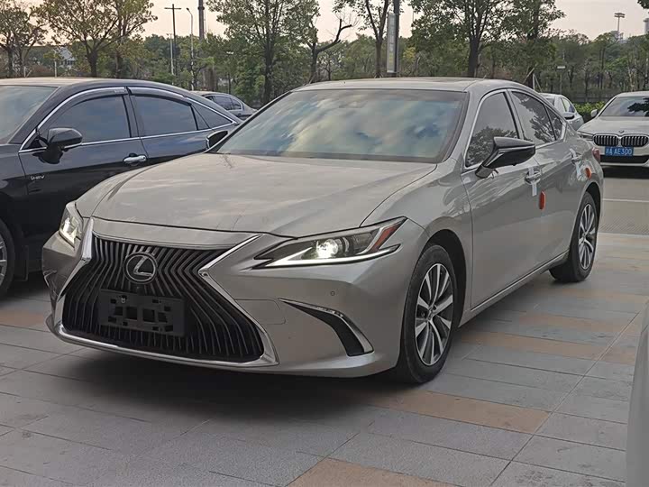 Фото 1 - Lexus ES