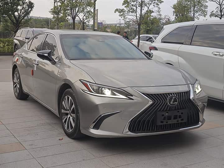 Фото 2 - Lexus ES