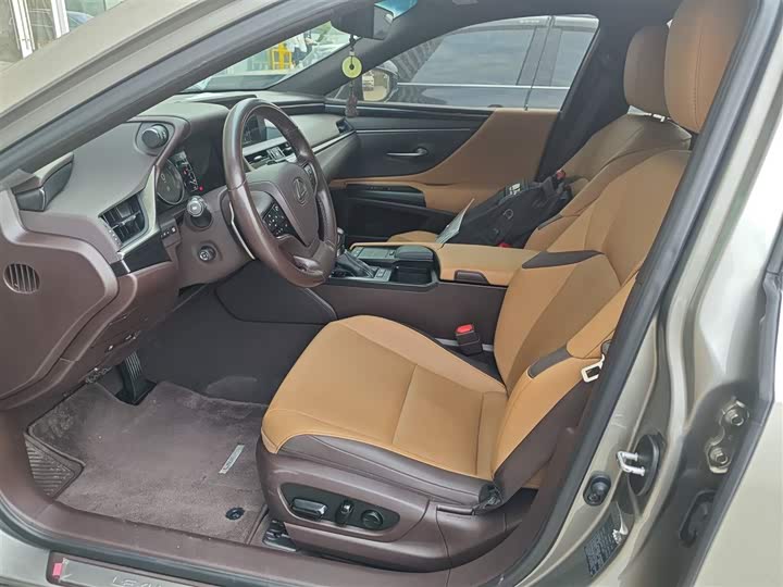 Фото 4 - Lexus ES