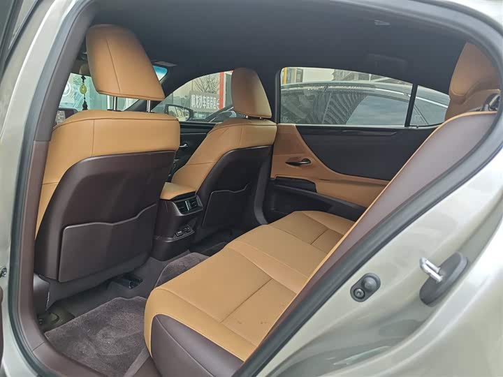 Фото 5 - Lexus ES