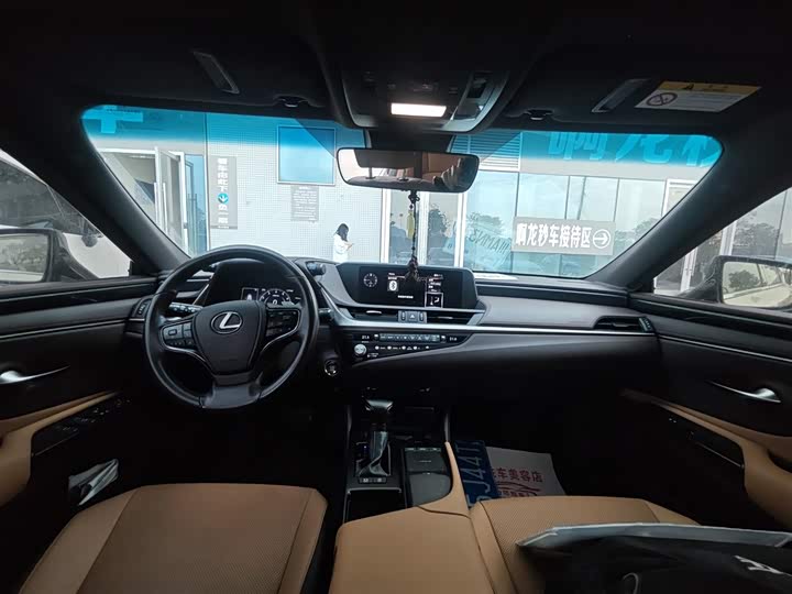 Фото 6 - Lexus ES