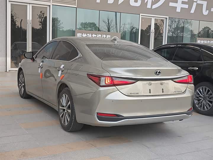 Фото 7 - Lexus ES