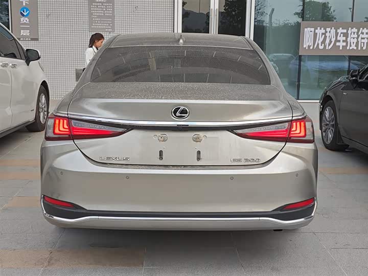 Фото 8 - Lexus ES