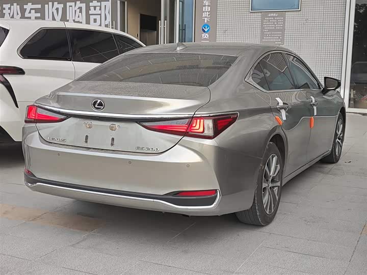 Фото 9 - Lexus ES