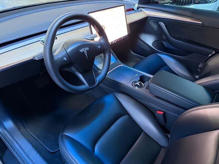 Фото 6 - Tesla Model 3