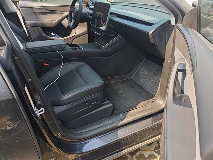 Photo 8 - Tesla Model Y