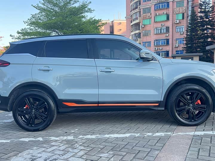 Фото 8 - Geely Atlas