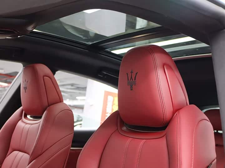 Фото 8 - Maserati Levante