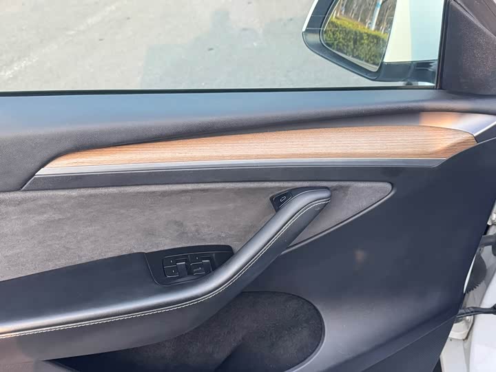 Photo 7 - Tesla Model Y