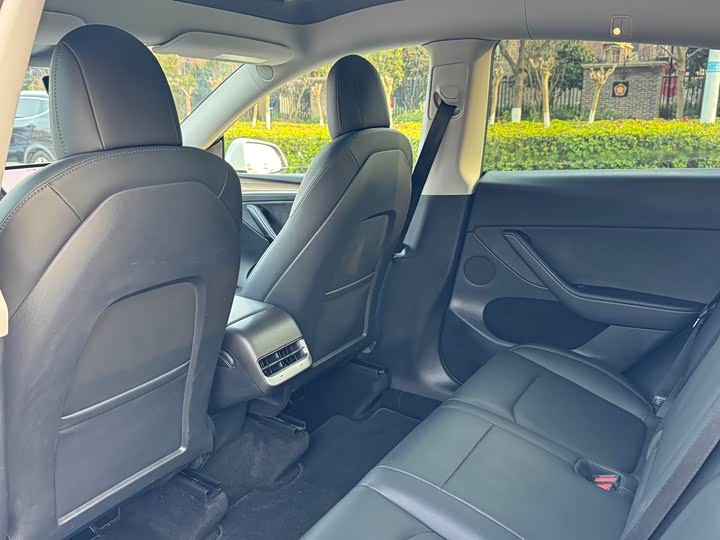 Photo 8 - Tesla Model Y