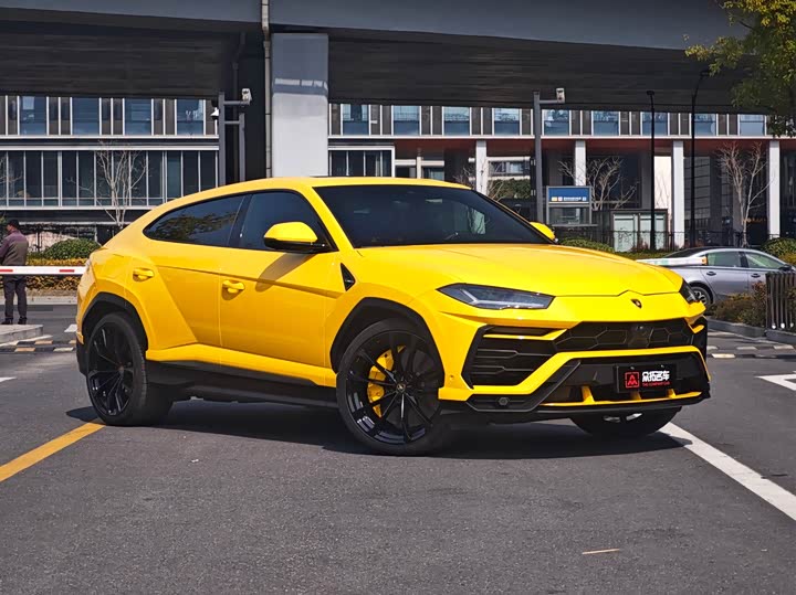 Фото 3 - Lamborghini Urus