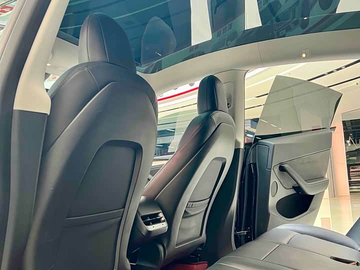 Photo 5 - Tesla Model Y