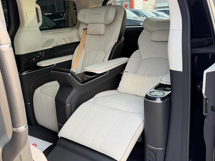 Фото 9 - Zeekr 009