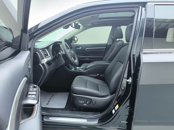 Photo 8 - Toyota Highlander