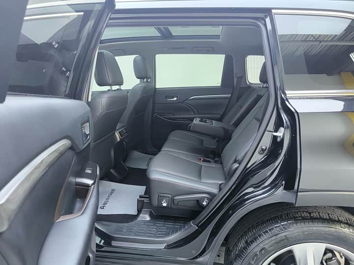 Photo 9 - Toyota Highlander