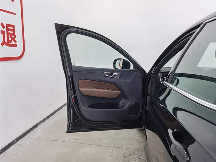 Фото 8 - Volvo XC60