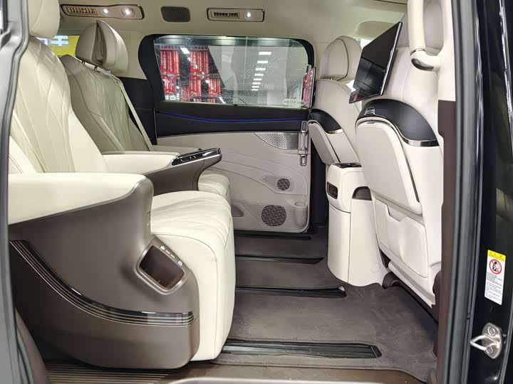 Фото 8 - Denza D9