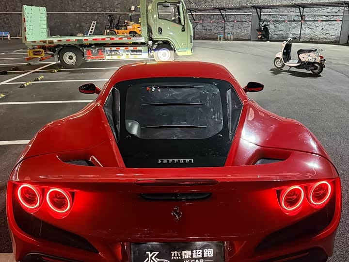 Фото 6 - Ferrari F8