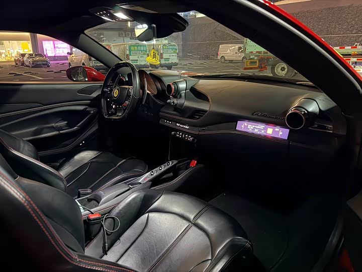 Фото 9 - Ferrari F8