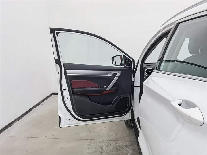 Фото 8 - Geely Coolray