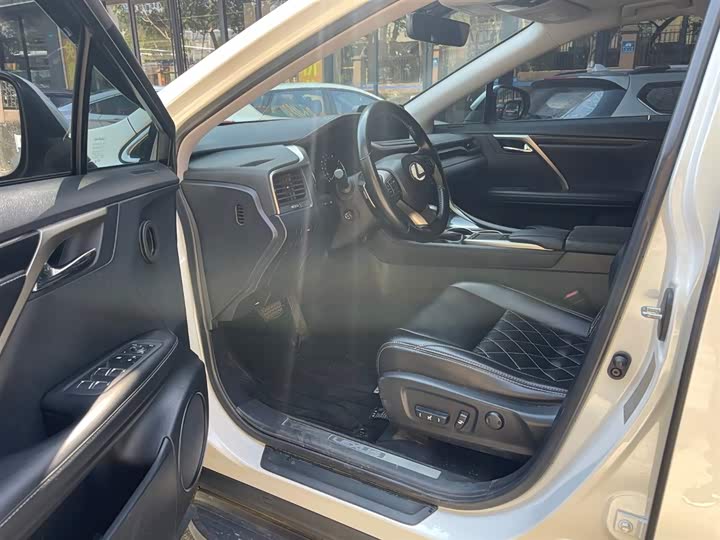 Фото 4 - Lexus RX