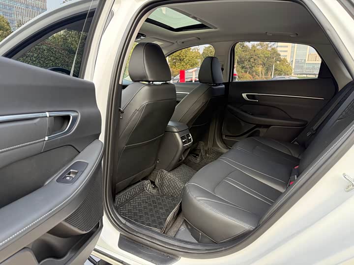 Photo 7 - Hyundai Sonata N Line