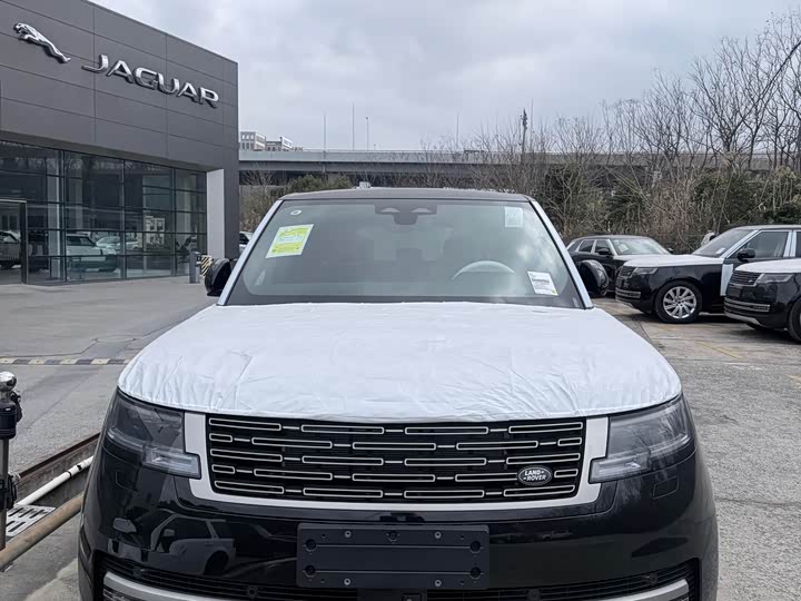 Land Rover Range Rover 2026 2026款 3.0 L6 400PS SE长轴版