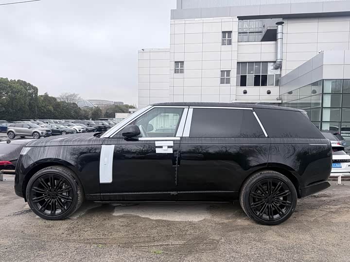 Land Rover Range Rover 2026 2026款 3.0 L6 400PS SE长轴版