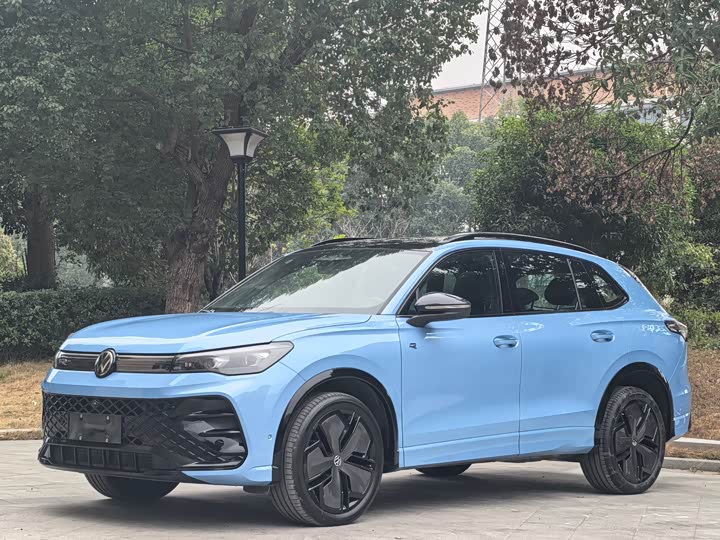 Фото 1 - Volkswagen Tiguan L Pro
