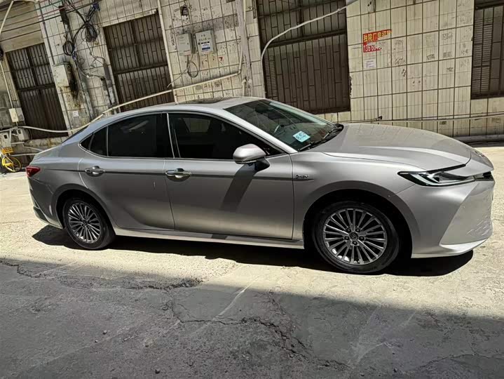 Фото 4 - Toyota Camry