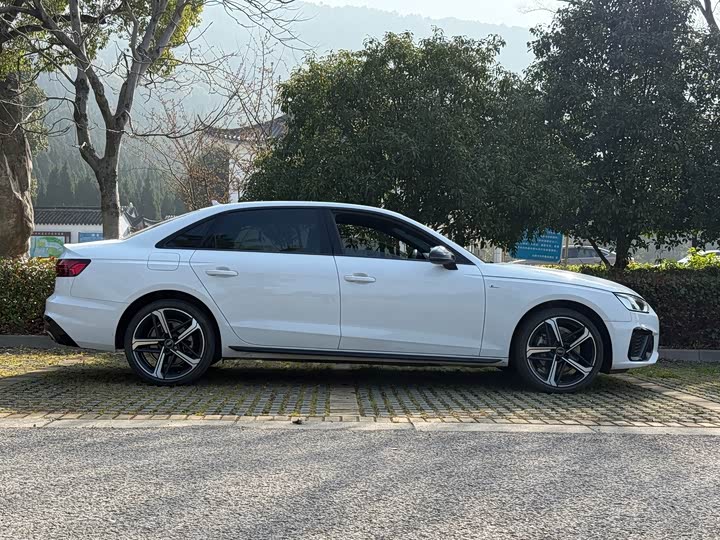 Фото 4 - Audi A4L