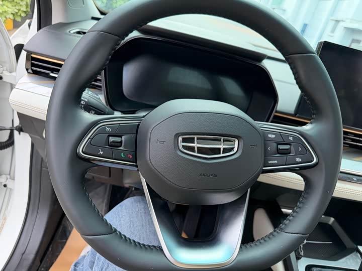 Фото 9 - Geely Emgrand L