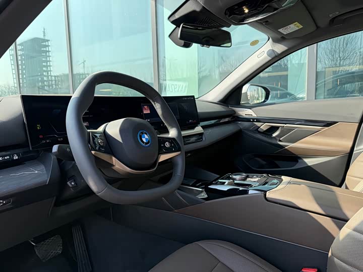 Фото 9 - BMW i5