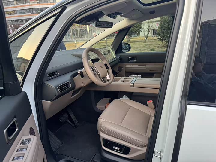 Фото 6 - LiXiang Mega