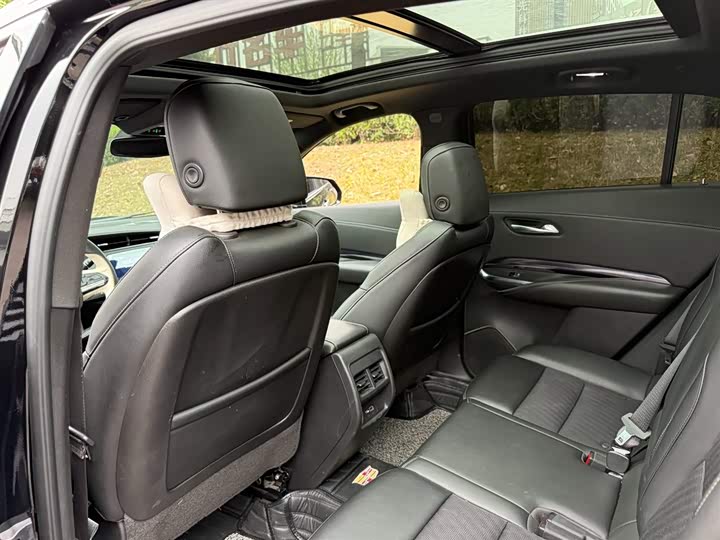 Фото 9 - Cadillac XT4