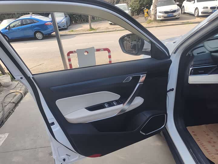 Фото 4 - Geely Atlas